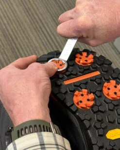 Simms - M's G4 PRO Powerlock Boot - Vibram -Angler Gear Shop PDPProductFeats S23 Powerlock CleatInstall 1100x 87a95803 6f37 4f4a add0 810fb0f34164